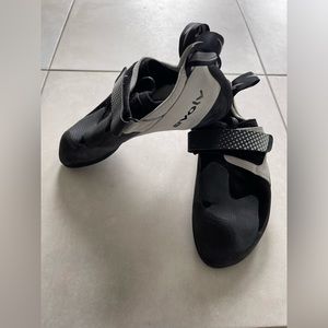 Evolv Zenist Mens Rock Climbing Shoes 12